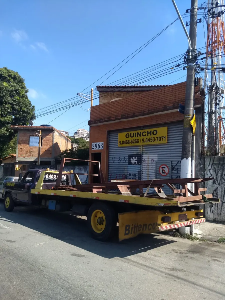 Plataforma do Guincho Bittencourt na frente da sede em São Paulo