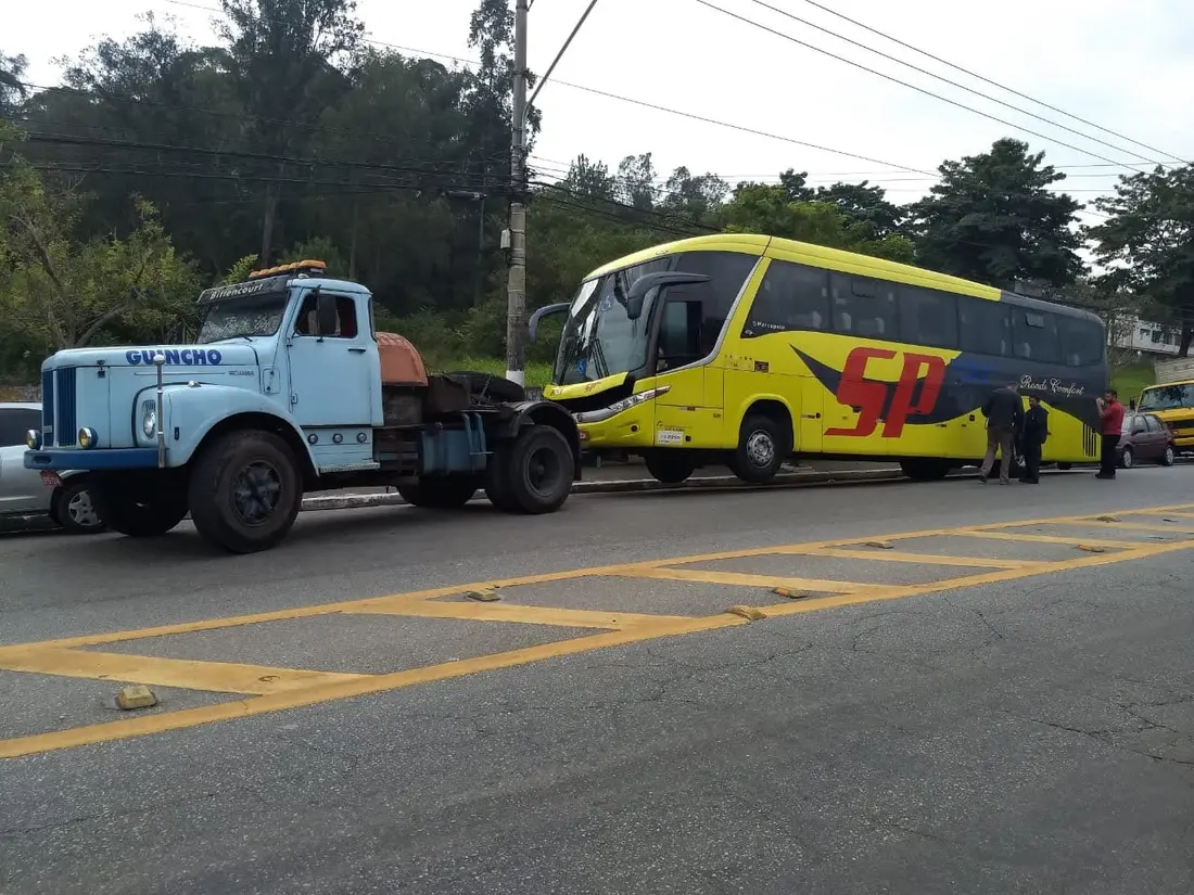 Guincho Bittencourt fazendo reboque de ônibus em São Paulo